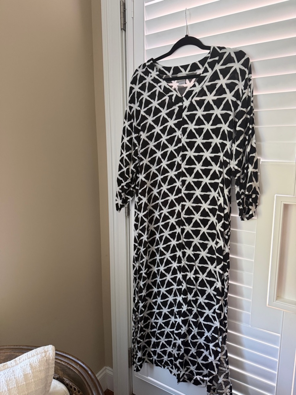 Natori Black and White Geometric Maxi zip up gown/robe